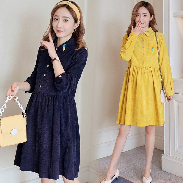 Gombos és hosszú ujjú női ruha terhes nők számára