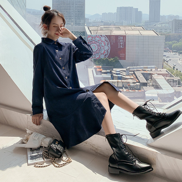 Modern női ruha gombokkal terhes nők számára