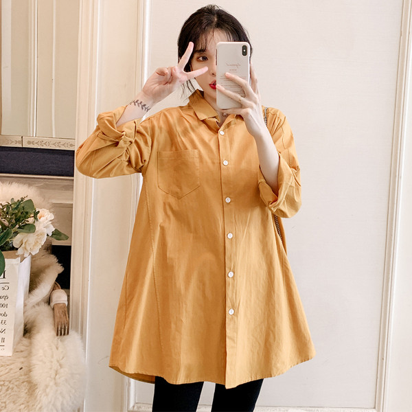 Moteriški marškiniai su sagomis ir klasikine apykakle nėščiosioms