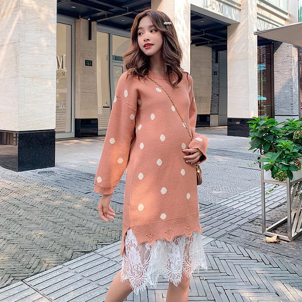 Modern női pöttyös ruha csipkével kismamáknak