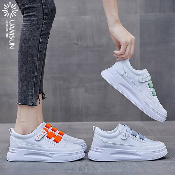 Modern női tornacipő matricával és vastag talppal, fehér színben