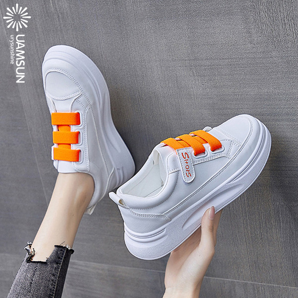 Modern női tornacipő matricával és vastag talppal, fehér színben