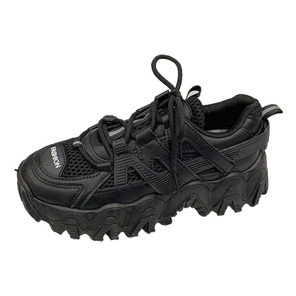 Γυναικεία αθλητικά παπούτσια με κορδόνια και τραχιά σόλα σε λευκό και μαύρο χρώμα