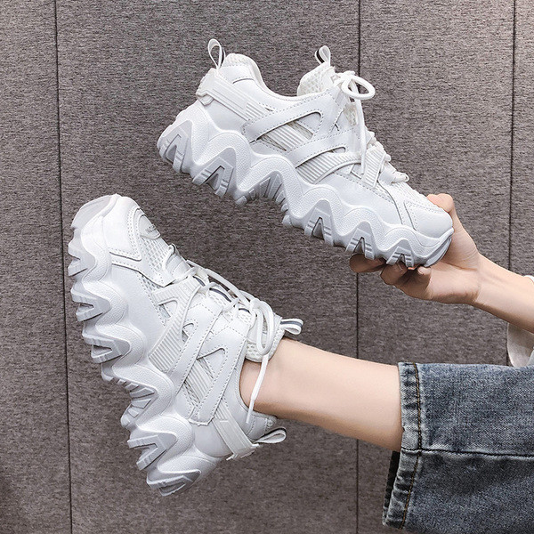 Γυναικεία αθλητικά παπούτσια με κορδόνια και τραχιά σόλα σε λευκό και μαύρο χρώμα