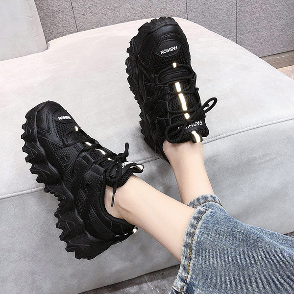 Γυναικεία αθλητικά παπούτσια με κορδόνια και τραχιά σόλα σε λευκό και μαύρο χρώμα