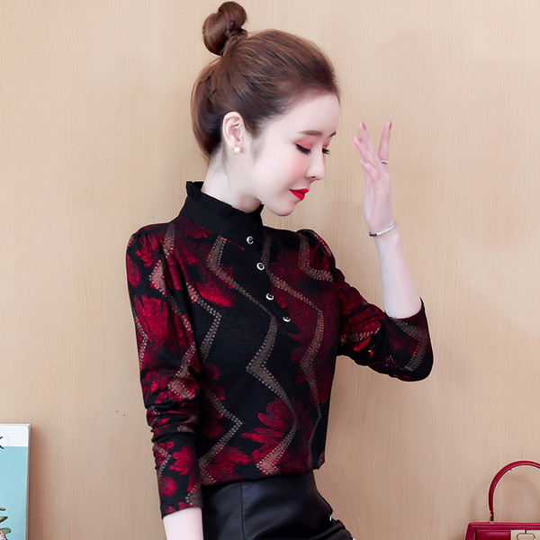 Moderns sieviešu krekls ar augstu apkakli un garām piedurknēm