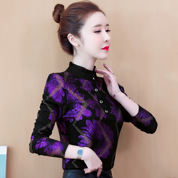 Moderns sieviešu krekls ar augstu apkakli un garām piedurknēm