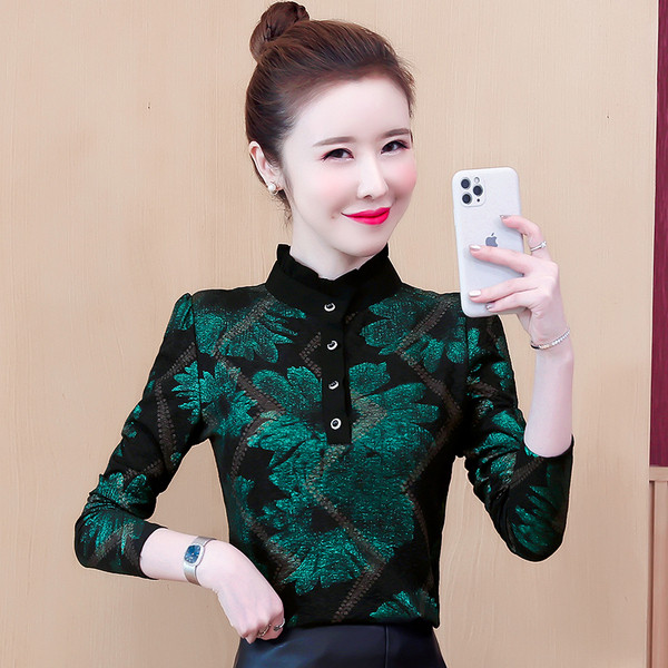 Moderns sieviešu krekls ar augstu apkakli un garām piedurknēm