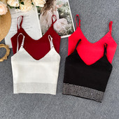 Rövid női felső kövekkel és vékony pántokkal