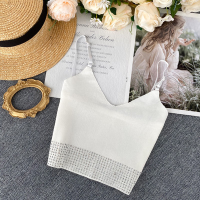 Rövid női felső kövekkel és vékony pántokkal