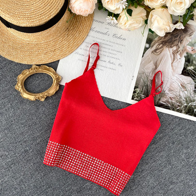 Rövid női felső kövekkel és vékony pántokkal