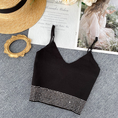 Rövid női felső kövekkel és vékony pántokkal