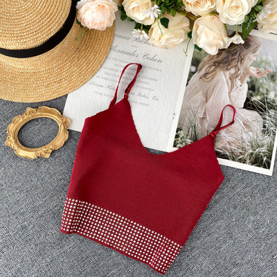 Rövid női felső kövekkel és vékony pántokkal