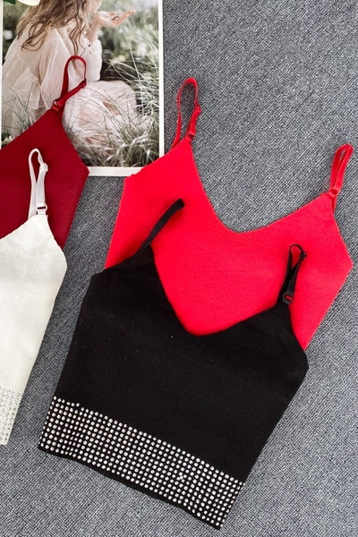 Rövid női felső kövekkel és vékony pántokkal