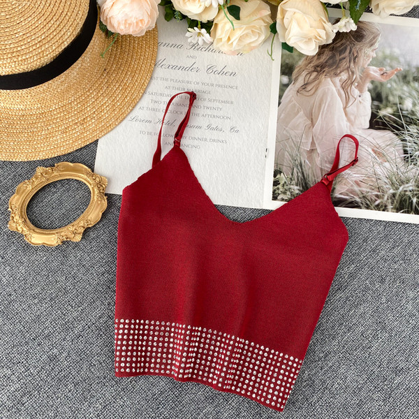 Rövid női felső kövekkel és vékony pántokkal