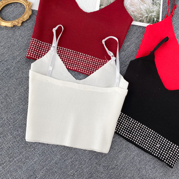 Rövid női felső kövekkel és vékony pántokkal