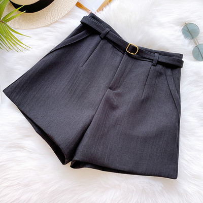 Női rövidnadrág övvel - széles modell