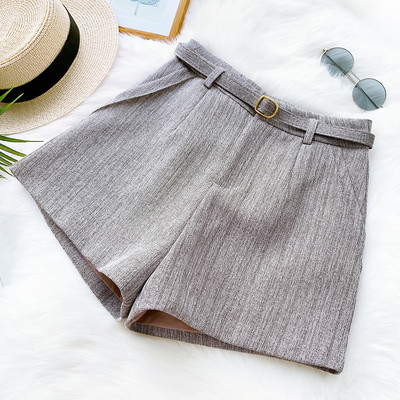 Női rövidnadrág övvel - széles modell