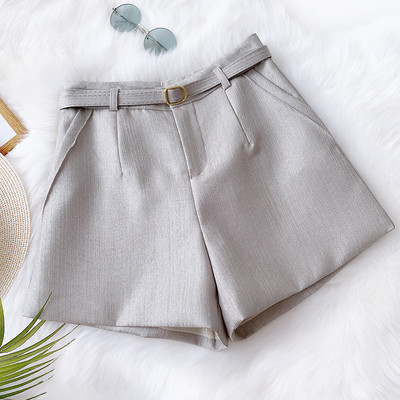 Női rövidnadrág övvel - széles modell