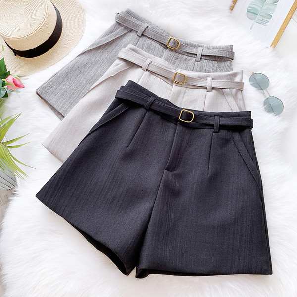 Női rövidnadrág övvel - széles modell