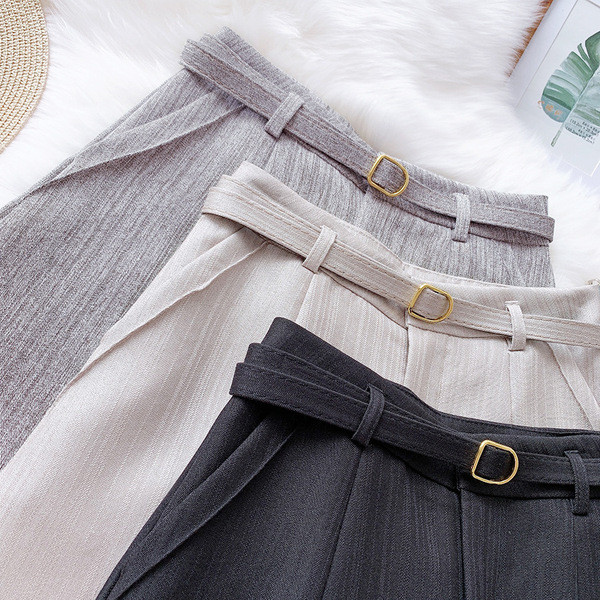 Női rövidnadrág övvel - széles modell