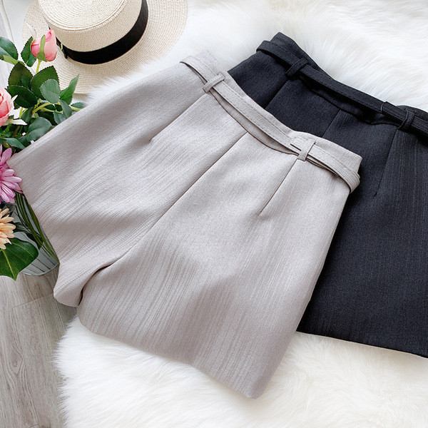 Női rövidnadrág övvel - széles modell