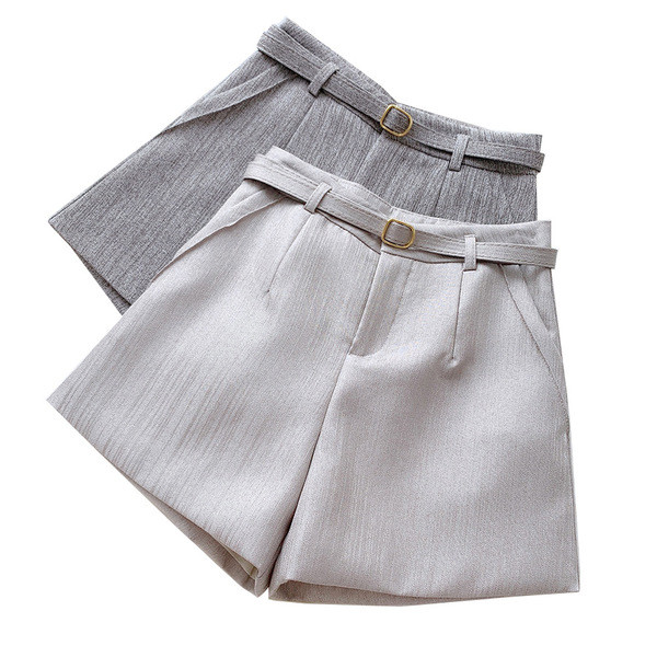 Női rövidnadrág övvel - széles modell