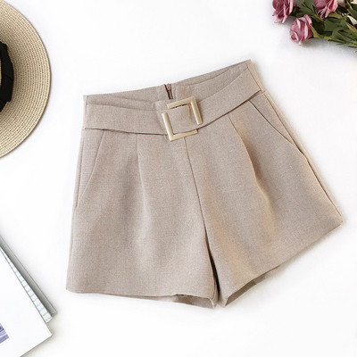 Modern női rövidnadrág övvel - széles modell