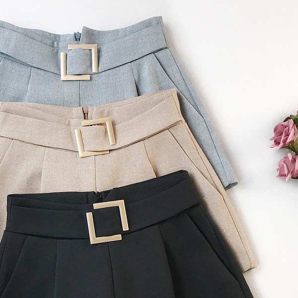 Modern női rövidnadrág övvel - széles modell