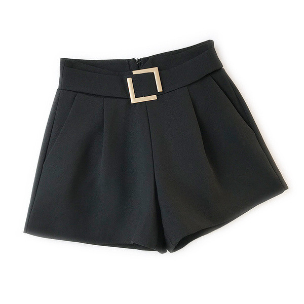 Modern női rövidnadrág övvel - széles modell