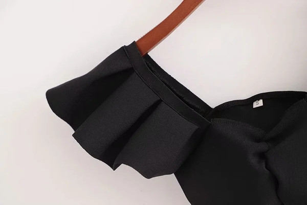 Lühike mustade lokkidega rinnakas