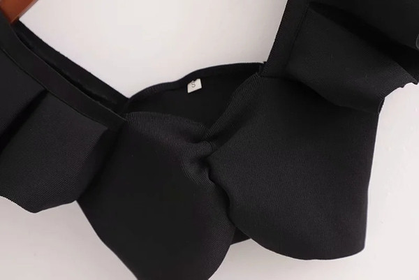 Lühike mustade lokkidega rinnakas