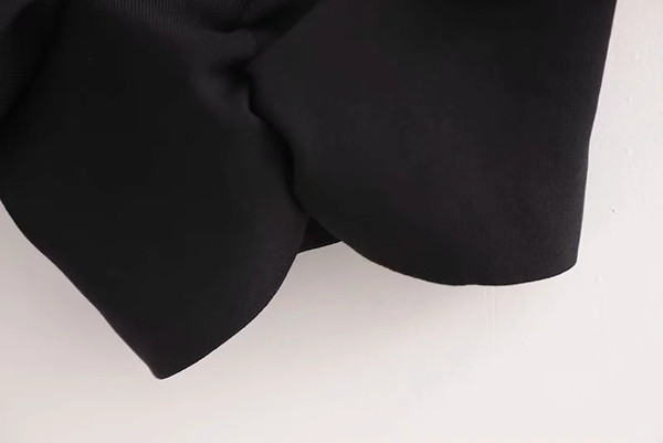 Lühike mustade lokkidega rinnakas