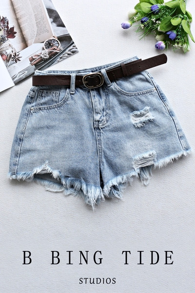 Női farmer rövidnadrág szakadt motívumokkal és övvel