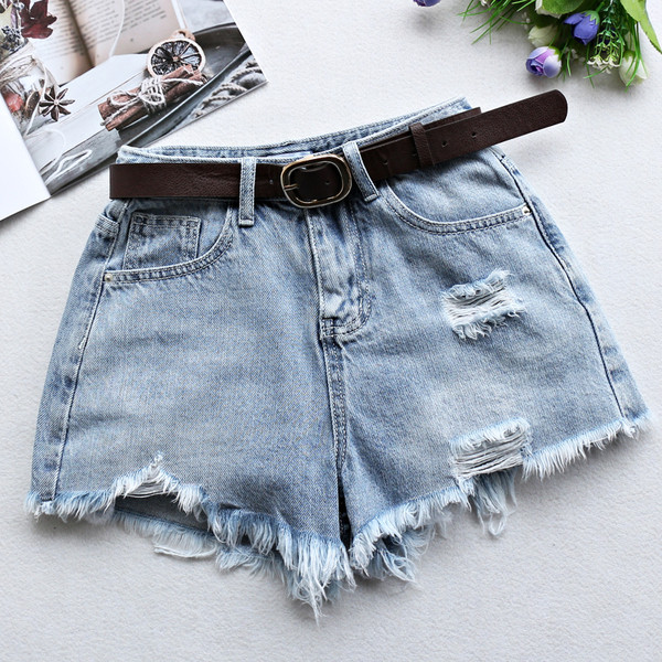 Női farmer rövidnadrág szakadt motívumokkal és övvel