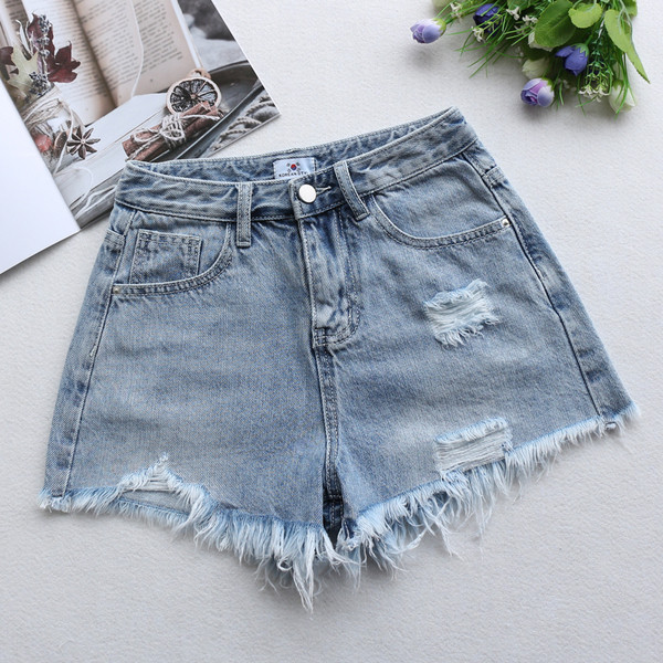 Női farmer rövidnadrág szakadt motívumokkal és övvel