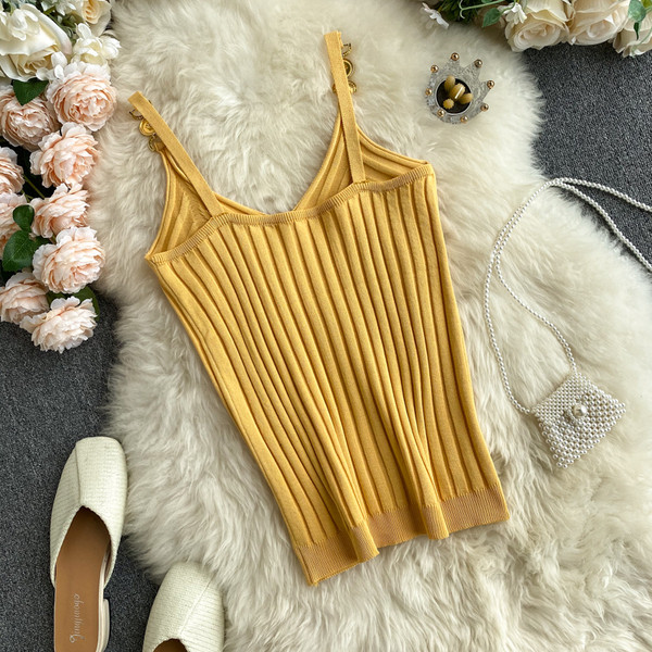 Sieviešu trikotāžas tops ar metāla elementu