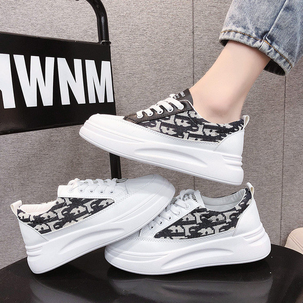 Γυναικεία αθλητικά παπούτσια με επίπεδη σόλα και κορδόνια λευκό και μαύρο χρώμα