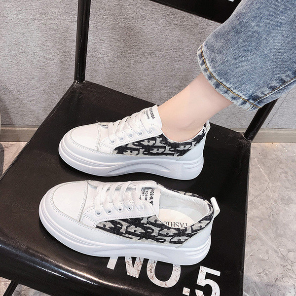 Γυναικεία αθλητικά παπούτσια με επίπεδη σόλα και κορδόνια λευκό και μαύρο χρώμα