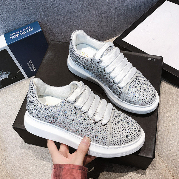 Új őszi tornacipő modell szürke és fekete kövekkel