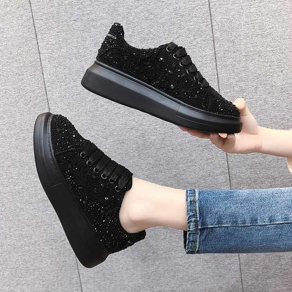 Új őszi tornacipő modell szürke és fekete kövekkel