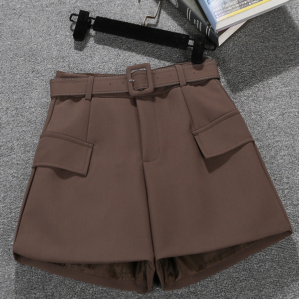 Naiste lühikeste pükste uus mudel - taskute ja vööga