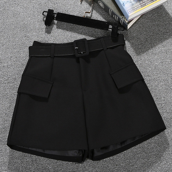 Naiste lühikeste pükste uus mudel - taskute ja vööga