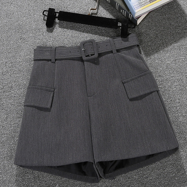 Naiste lühikeste pükste uus mudel - taskute ja vööga