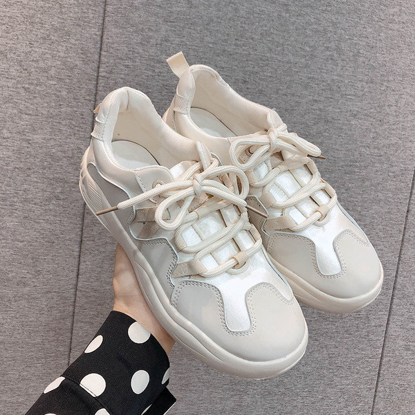 Γυναικεία αθλητικά παπούτσια με επίπεδη σόλα και κορδόνια σε λευκό και μπεζ