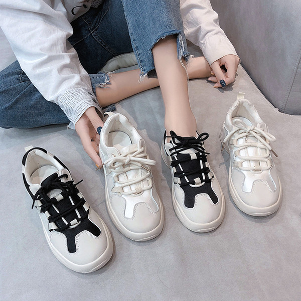 Γυναικεία αθλητικά παπούτσια με επίπεδη σόλα και κορδόνια σε λευκό και μπεζ