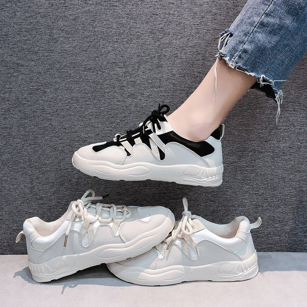 Γυναικεία αθλητικά παπούτσια με επίπεδη σόλα και κορδόνια σε λευκό και μπεζ