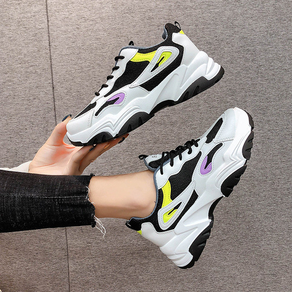 Γυναικεία αθλητικά παπούτσια με κορδόνια και τραχιά σόλα σε μαύρο και άσπρο χρώμα