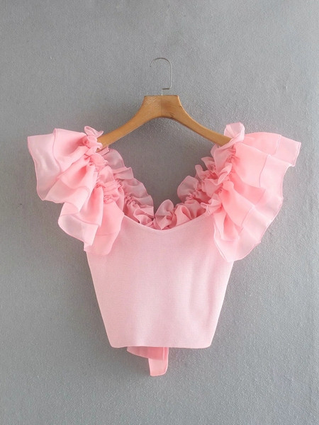 Bustiera scurta de culoare roz si maneci din tul