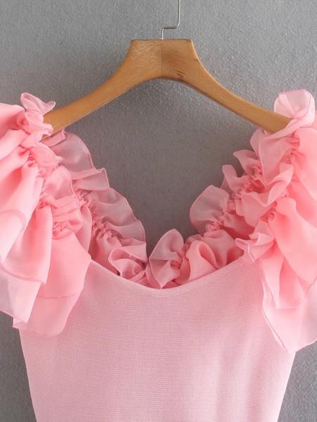 Bustiera scurta de culoare roz si maneci din tul